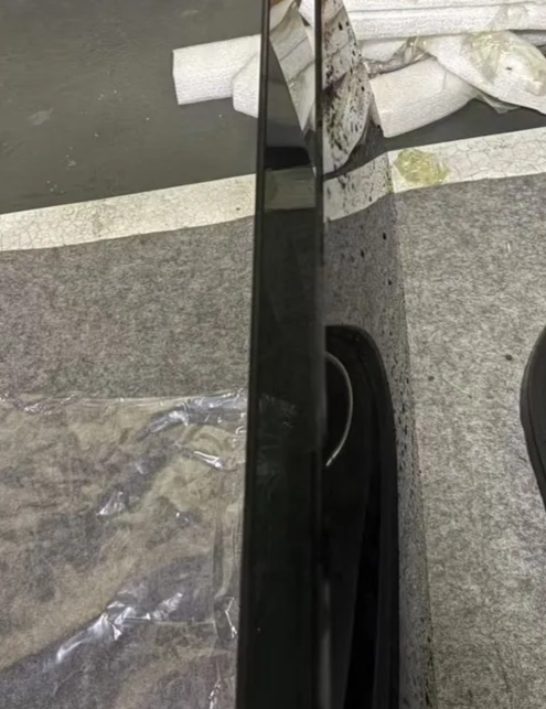 左边是双层夹胶玻璃，右边是原装玻璃